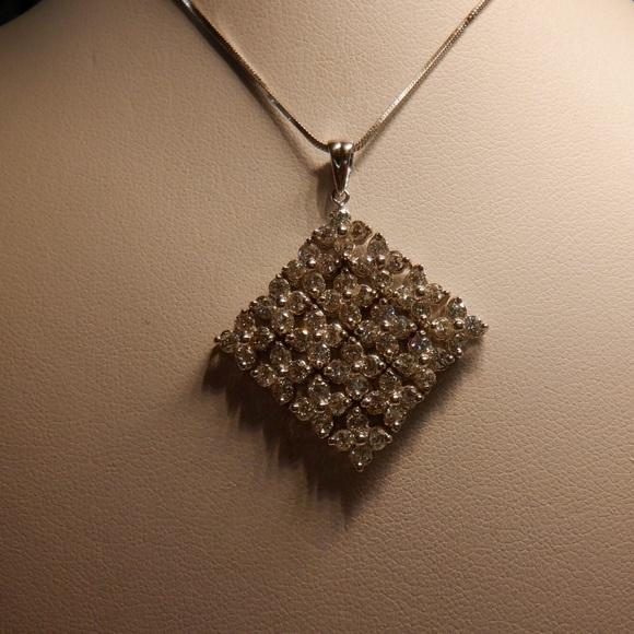 Jewelry - 18k  diamond round necklace